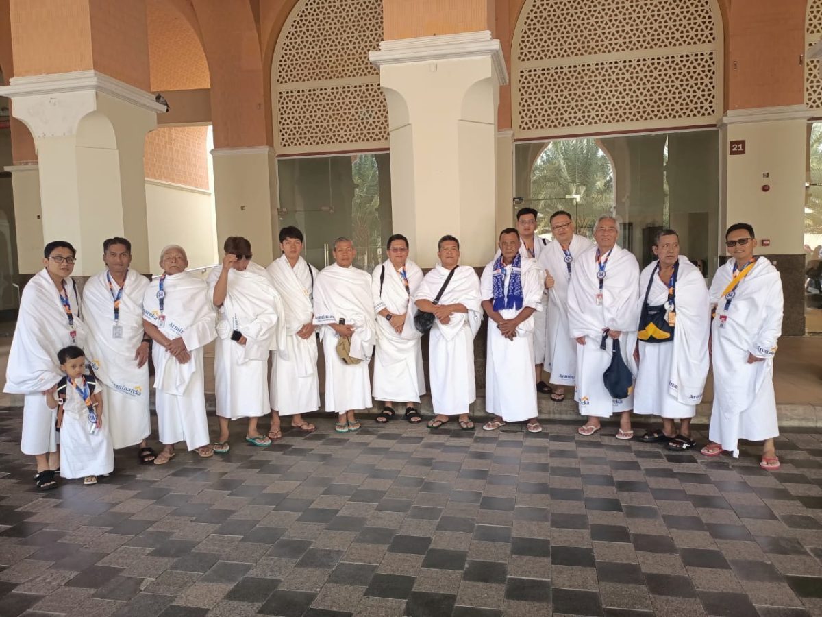 Jamaah mengenakan ihram di Masjid Bir Ali (miqat)